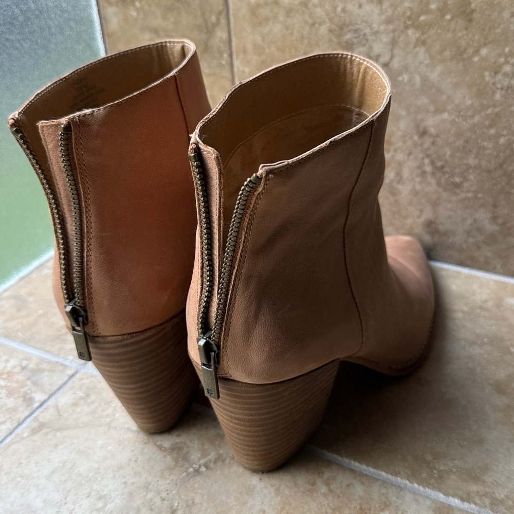 Lucky Brand Leather Ankle Boots Natural Putty Stacked Heel Back Zip Size 10/42 - Picture 11 of 15